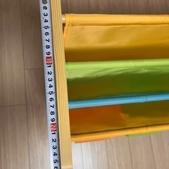 子供の本棚とおもちゃを片付ける棚の画像