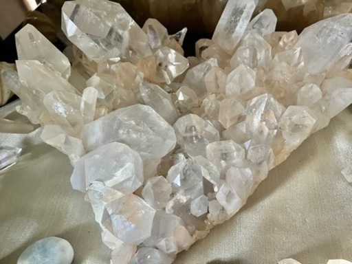 巨大なハート型水晶クラスター