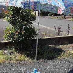 ビーチパラソルと土台セットの画像