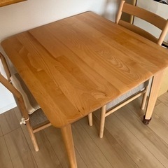 ニトリダイニングテーブル2人掛けの画像