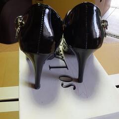 黒エナメルパンプスの画像