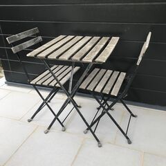 ウッドチェア2脚、ウッドテーブルの画像