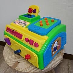 子供服と知育おもちゃの画像