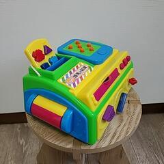 子供服と知育おもちゃの画像