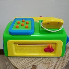 子供服と知育おもちゃの画像