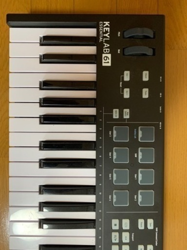 【美品】ARTURIA KEYLAB ESSENTIAL 61 限定カラー MIDIキーボード