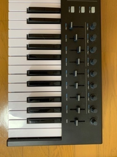【美品】ARTURIA KEYLAB ESSENTIAL 61 限定カラー MIDIキーボード