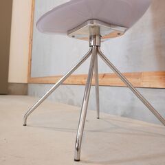 イタリアのブランドCalligaris(カリガリス)社のconnubia(コヌビア) JAM(ジャム) ダイニングチェアです。オフィスでも活躍するモダンなアームレスチェアーです！DG339の画像