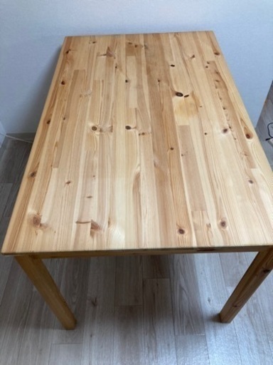 IKEAのテーブル