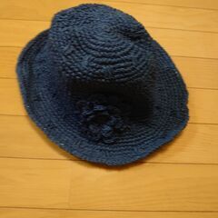 お花が可愛い青い帽子