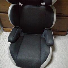 背もたれ付きのジュニアシートの画像