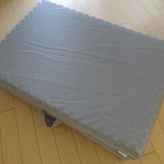 高反発マットレス　3つに折り畳み可能　通気性考慮の突起スポンジタイプ