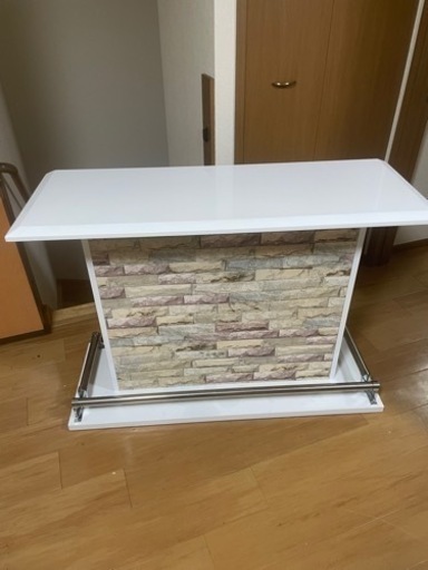 白色を基調としたカウンターテーブル