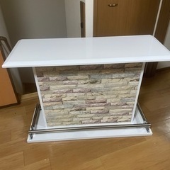 白色を基調としたカウンターテーブル