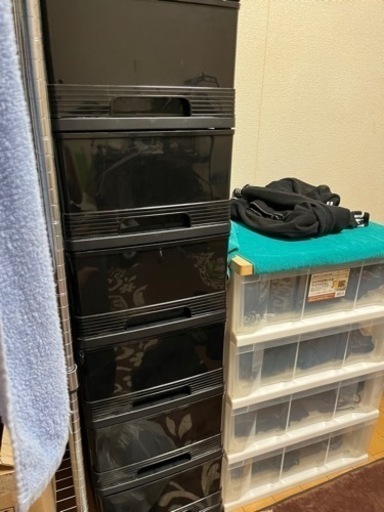 左の黒い引き出しボックス 収納