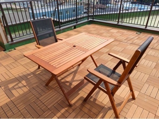 【値段交渉可】ガーデンテーブル＆イス二脚のセット　木製　折りたたみ