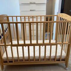 ベビーベッド 。その２ (II)。　レギュラーサイズ (70x120cm) ハイタイプ  カトージ(KATOJI) 。マットレスと防水タイプのマットレスカバー3枚、掛け布団、のおまけ付き。　7/28(金)午前9:30-11:30の間に必ず引き取りに来られる方限定です。の画像