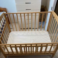 ベビーベッド 。その２ (II)。　レギュラーサイズ (70x120cm) ハイタイプ  カトージ(KATOJI) 。マットレスと防水タイプのマットレスカバー3枚、掛け布団、のおまけ付き。　7/28(金)午前9:30-11:30の間に必ず引き取りに来られる方限定です。の画像