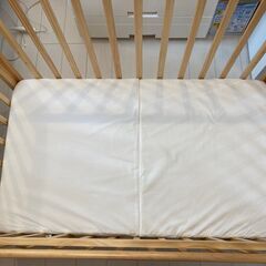 ベビーベッド 。その２ (II)。　レギュラーサイズ (70x120cm) ハイタイプ  カトージ(KATOJI) 。マットレスと防水タイプのマットレスカバー3枚、掛け布団、のおまけ付き。　7/28(金)午前9:30-11:30の間に必ず引き取りに来られる方限定です。の画像