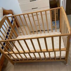ベビーベッド 。その２ (II)。　レギュラーサイズ (70x120cm) ハイタイプ  カトージ(KATOJI) 。マットレスと防水タイプのマットレスカバー3枚、掛け布団、のおまけ付き。　7/28(金)午前9:30-11:30の間に必ず引き取りに来られる方限定です。の画像
