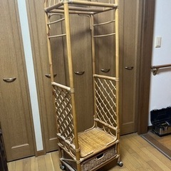 籐の洋服掛けの画像