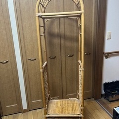 籐の洋服掛けの画像