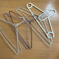 ばらばらの種類のハンガー