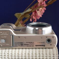LUMIX　TZ1　　元気バリバリ　　純正充電器電池付きの画像