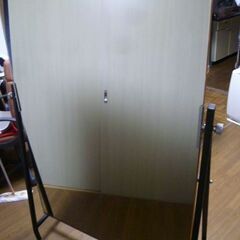 中古の大型ミラー（姿見）キャスター付（角度自由）引取りでお願いします。