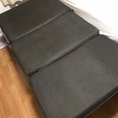 ソファーにもなるリクライニング機能付きパイプベッド