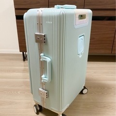 新品未使用のオシャレ多機能スーツケースの画像