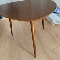 ラウンド型ダイニングテーブルの画像