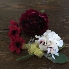 髪飾りと、胸につける花