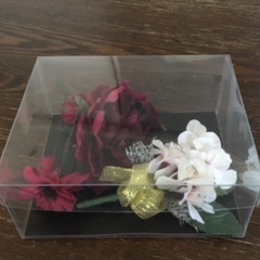 髪飾りと、胸につける花の画像