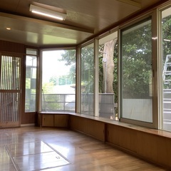 横浜市青葉区鉄町　高台に立つ平屋おしゃれ物件　大きな窓にかしの木...
