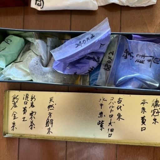 美術　日本画の粉絵の具