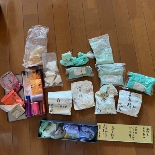 美術　日本画の粉絵の具