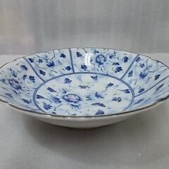 青い花柄の中皿の画像
