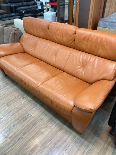 karimoku(カリモク)の3人掛けソファが入荷しました。