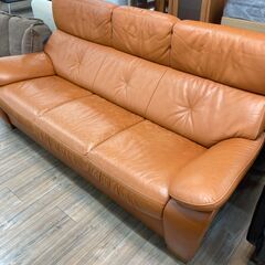 karimoku(カリモク)の3人掛けソファが入荷しました。