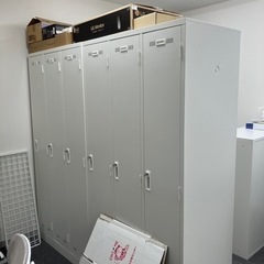 3人用スチールロッカー　鏡・傘立て・ネクタイ掛け付きの画像