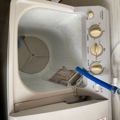 室内で使用していた二層式洗濯機の画像