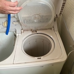 室内で使用していた二層式洗濯機の画像