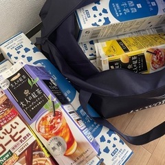 牛乳パック　トイレットペーパーの芯　ペットボトルのキャップ