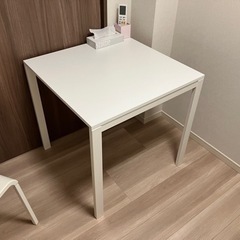 IKEAのテーブル&チェア2脚セット　の画像