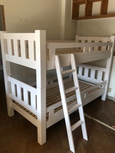 白い2段ベッド　オシャレです。