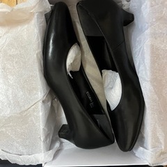 黒パンプスの画像