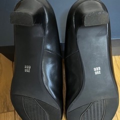 黒パンプスの画像