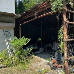 古い小屋を片付けてます。