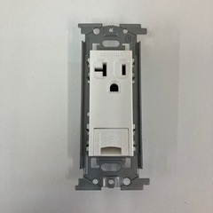 【更に値下げ！】TOSHIBA 東芝配線器具 アースターミナル付15A・20A兼用接地コンセント（ニューホワイト） 未使用品の画像